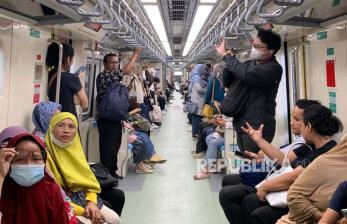 Antusias warga menjajal untuk pertama kalinya Lintas Rel Terpadu (LRT) pada Jumat (1/9/2023) 