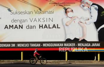 Pesepeda melintas di depan baliho informasi tentang vaksinasi COVID-19 di Makassar, Sulawesi Selatan, Kamis (10/6/2021). Pemerintah melalui program Vaksinasi Nasional Untuk Indonesia Pulih menargetkan vaksinasi COVID-19 sebanyak satu juta dosis per hari dengan target penerima vaksin sebanyak 181,5 juta jiwa guna mengupayakan cakupan vaksinasi sebesar 70 persen seluruh Indonesia bisa tercapai. 