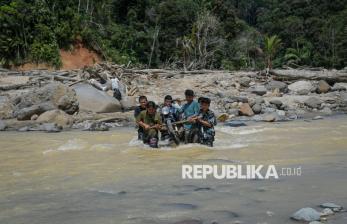 Akses Jembatan Masih Terputus, Warga Tapteng Berjibaku Seberangi Sungai untuk Beraktivitas 