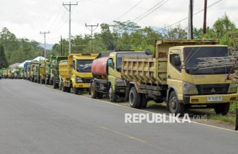 Antrean Kendaraan Mengular di SPBU Imbas Kelangkaan BBM di Ngada NTT