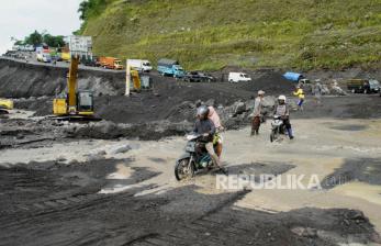 In Picture: Kemacetan Jalur Alternatif Dampak Tanah Longsor di Lumajang