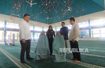In Picture: Dukung Masjid Ramah Lansia, Bank Muamalat Berikan Bantuan Kursi Lipat