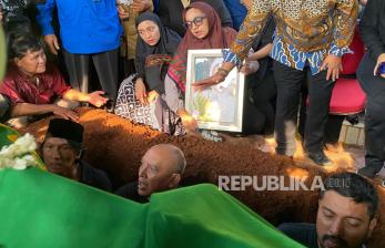 In Picture: Suasana Haru Selimuti Prosesi Pemakaman Marissa Haque di TPU Tanah Kusir