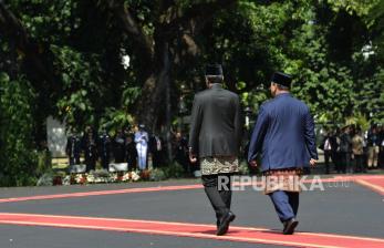 In Picture: Kebersamaan Prabowo dan Jokowi saat Upacara Pisah Sambut Presiden di Istana Merdeka