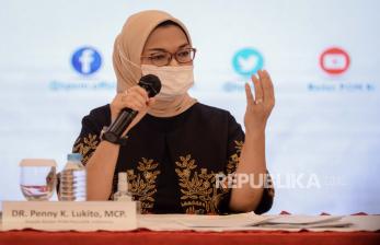 Kepala Badan Pengawasan Obat dan Makanan (BPOM) Penny K Lukito (kiri) saat konferensi pers di Kantor BPOM, Jakarta, Kamis (19/11). Kepala BPOM mengatakan Emergency Use of Authorization (EUA) vaksin Covid-19 Sinovac diharapkan keluar pada akhir bulan Januari 2021 mendatang. Republika/Thoudy Badai