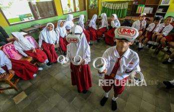 Antusiasme Siswa Mencoba Teknologi Virtual Reality di Sekolah