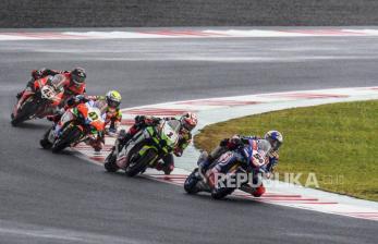 Pebalap Pata Yamaha With Brixx WSBK Toprak Razagatlioglu (kanan) memacu motornya saat World Super Bike (WSBK) Race 2 di Pertamina Mandalika International Street Circuit, Lombok Tengah, Nusa Tenggara Barat, Ahad (21/11). Pada pertandingan tersebut pebalap Kawasaki Racing Team WSBK Jonathan Rea meraih posisi pertama, pebalap Aruba.it Racing Ducati Scott Redding meraih posisi kedua, pebalap BMW Motorrad WSBK Team M. Van Der Mark meraih posisi ketiga dan pebalap Pata Yamaha With Brixx WSBK yang merupakan juara dunia WSBK 2021 Toprak Razagatlioglu meraih posisi keempat. Foto : Putra M. Akbar/Republika