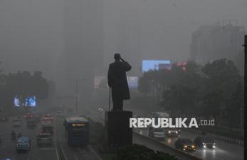 In Picture: Saat Hujan Turun di Jalan Sudirman