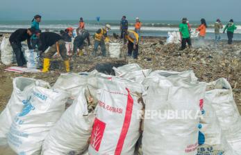 In Picture: Aksi Bersih Sampah di Pantai Talanca Sukabumi