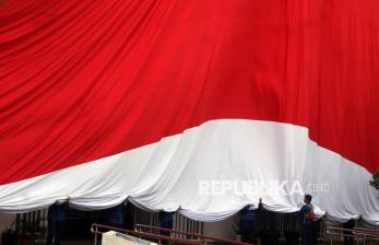 Bendera Merah Putih Raksasa Berkibar di Stadion Pakansari Jelang HUT RI