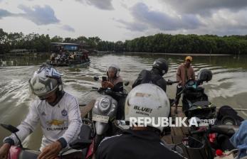 Warga Makassar Manfaatkan Jasa Penyeberangan Perahu Tradisional