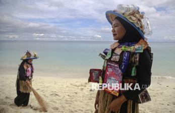 In Picture: Aksi Bersih Sampah di Pantai Tanjung Waka