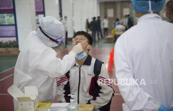 Wuhan Gelar 6,5 Juta Tes Covid-19. Tampak salah salah satu proses pengujian di sebuah sekolah di Cina. (ilustrasi)