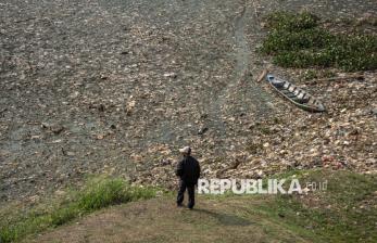 Kemarau Bikin Sungai Citarum Menyusut, Sedimentasi dan Sampah Menumpuk