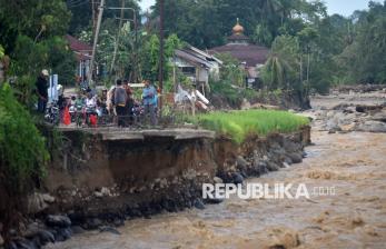 Banjir Bandang Susulan Putus Akses Jalan di Batu Busuk Padang