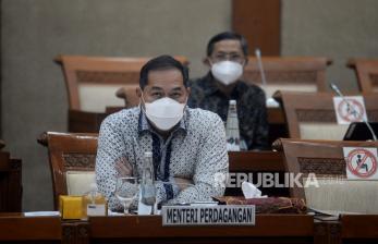 Menteri Perdagangan (Mendag) Muhammad Lutfi mengikuti rapat kerja dengan Komisi VI DPR RI di Kompleks Parlemen, Senayan, Jakarta, Kamis (17/3/2022). Rapat tersebut membahas kelangkaan dan harga minyak goreng sekaligus membahas mengenai harga komoditas dan kesiapan dalam stabilisasi harga dan pasokan barang kebutuhan pokok menjelang puasa dan lebaran.