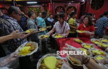 Merajut Harmoni, Warga Tionghoa Berbagi Takjil di Wihara Dharma Bakti