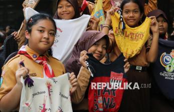 Belajar Daur Ulang, Siswa SDN Ketintang 1 Surabaya Olah Pakaian Bekas Jadi Tas