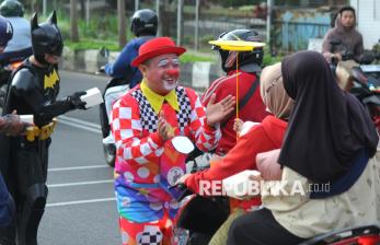 Aksi Komunitas Badut Cimahi Bagikan Takjil Gratis untuk Warga