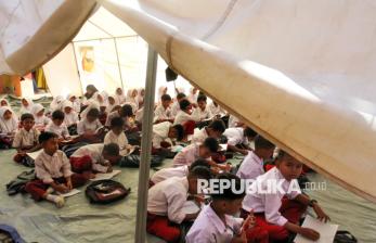 Sekolah Rusak Akibat Banjir Bandang, Siswa SDN 2 Langkahan Aceh Ujian di Tenda Darurat