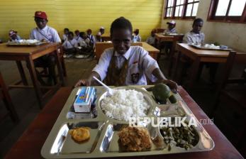 In Picture: Senyum Pelajar di Intan Jaya Papua Terima Makan Bergizi Gratis Perdana