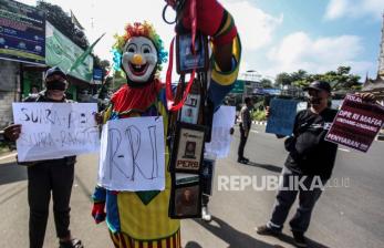 Pakai Kostum Badut, Wartawan Gelar Aksi Teatrikal Tolak RUU Penyiaran