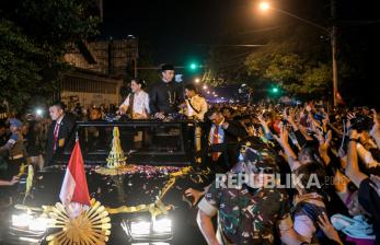 In Picture: Pulang ke Solo, Jokowi Disambut Antusias oleh Warga