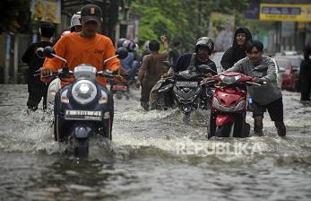 In Picture: Drainase Buruk, Jalan Sumur Bor Banten Tergenang Banjir