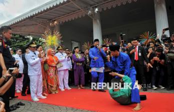 In Picture: Tradisi Palang Pintu Sambut Kedatangan Pramono-Rano di Balai Kota