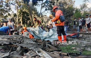 In Picture: Petugas Gabungan Lakukan Evakuasi Korban Erupsi Gunung Lewotobi Laki-Laki 