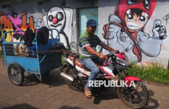 In Picture: Jelang Idul Adha, Jasa Ojek Kambing Panen Cuan