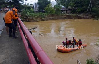In Picture: Tim SAR Susuri Sungai Mencari Korban Banjir yang Hilang di Luwu