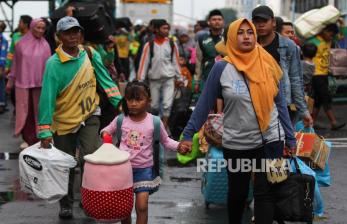 Pemudik turun dari Kapal Motor (KM) Ciremai yang bersandar di Dermaga Jamrud Utara, Pelabuhan Tanjung Perak, Surabaya, Jawa Timur, Senin (10/4/2023). 