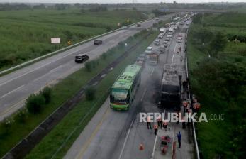 In Picture: Bus Pahala Kencana Terbakar di Tol Jombang, Seluruh Penumpang Selamat