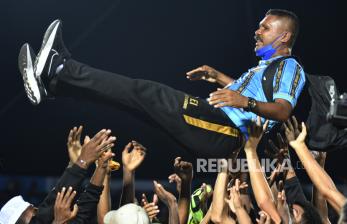 Pelatih sepak bola Papua Eduard Ivakdalam diarak oleh para pesepak bola Papua usai menang atas tim Aceh pada babak final Sepak Bola Putra PON Papua di Stadion Mandala, Kota Jayapura, Papua, Kamis (14/10/2021). Tim sepak bola putra Papua menang atas Aceh dengan skor 2-0. 