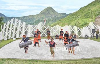 Atraksi Tari Gendang Beleq Hibur Wisatawan di Kawasan Wisata Sembalun