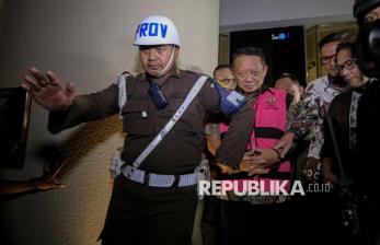 Perdana Kenakan Rompi Tahanan, Febrie Adriansyah Jalani Pemeriksaan Tujuh Jam