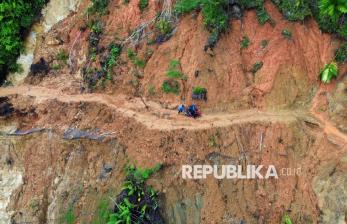 Warga Berjibaku Lintasi Jalan Longsor di Padang Pariaman