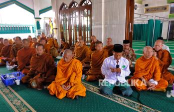 In Picture: Potret Toleransi, Doa Bersama Bhikku di Masjid Baiturrohmah