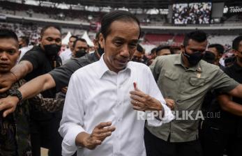 Presiden Joko Widodo menghadiri acara Gerakan Nusantara Bersatu: Satu Komando Untuk Indonesia di Stadion Utama Gelora Bung Karno, Jakarta, Sabtu (26/11/2022). Gerakan Nusantara Bersatu dari berbagai elemen relawan Jokowi itu untuk menyelaraskan persepsi barisan satu komando di bawah arahan Presiden Joko Widodo. Republika/Putra M. Akbar