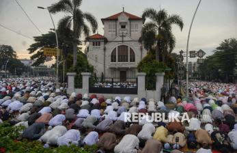 Khusyuk, Umat Muslim Ikuti Sholat Idul Fitri 1447 H di Jatinegara