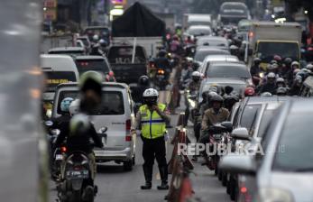 Petugas kepolisian mengatur arus lalu lintas di Cinunuk, CIleunyi, Kabupaten Bandung, Jawa Barat. Anggota Komisi III DPR RI Andi Rio Idris Padjalangi mengapresiasi personel Polri yang dengan sigap mengamankan dan mengendalikan arus mudik Lebaran 2023 tanpa mengenal lelah serta rela tidak melaksanakan Idul Fitri bersama keluarganya tercinta.