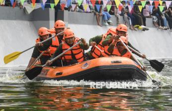 Melihat Keseruan Lomba Dayung di Kali Ciliwung