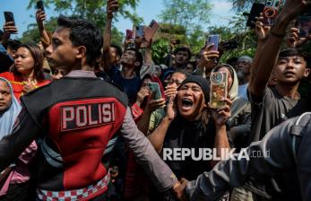 In Picture: Jalani Rekonstruksi, Pelaku Pembunuhan Wanita di Cisauk Diteriaki Warga