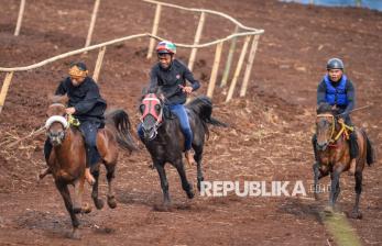 In Picture: Puluhan Joki Ramaikan Pacuan Kuda Tradisional Cibogo