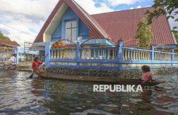 Dua Pekan Tergenang, Warga Sentani Bertahan di Tengah Banjir