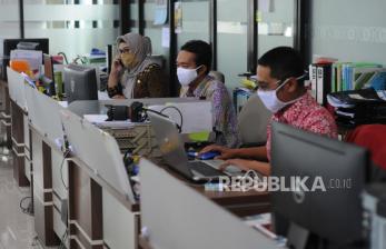 Sejumlah Aparatur Sipil Negara (ASN) beraktivitas di kantor pemerintah. 