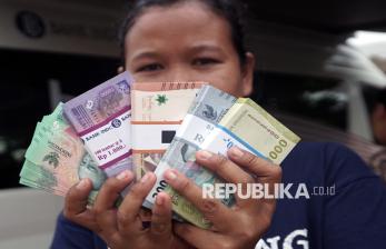 Layanan Penukaran Uang Baru Dipadati Masyarakat