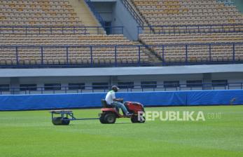 Petugas melakukan perawatan rumput di Stadion Gelora Bandung Lautan Api (GBLA), Kota Bandung, Jumat (24/3/2023). Stadion GBLA terus bebenah untuk perhelatan Piala Dunia U-20 Mei 2023 mendatang. Sebelumnya, perbaikan dan renovasi Stadion GBLA sudah mencapai 90 persen. Pemkot Bandung berharap Stadion GBLA lolos dalam standar FIFA dan menjadi salah satu stadion tempat penyelenggaraan Piala Dunia U-20 .
