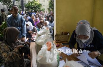 Warga Antre Dapatkan Bantuan Pangan di Tasikmalaya